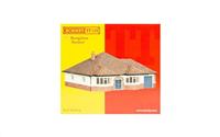 Hornby TT:120 TT9012 Avalon' Bungalow Model Railway TT Gauge Building, Model Train Accessories for Adding Scenery, Dioramas, Woodland, Buildings and More, Diorama Making Kits - 1/120 Scale Accessory