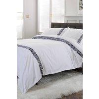 https://www.burton.co.uk/product/the-lyndon-company-samremo-bedlinen-duvet-set_p-b30a6a6d-85c4-4b95-92f8-5afdc0c55b0e?colour=Navy&size=Super%20King