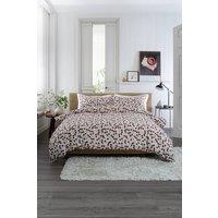 https://www.burton.co.uk/product/deyongs-everyday-easycare-cotton-rich-bedding-duvet-set-cherry-baby_p-f56dae2d-197c-4e13-b0d1-1e8a73d09201?colour=Dark%20Pink&size=King