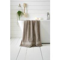 https://www.burton.co.uk/product/the-lyndon-company-poloma-supersoft-100-cotton-towels-ultra-absorbent-700gsm-face-hand-bath-sheet-sizes_p-e2eea5c1-1ddc-45d7-9417-f0371be56163?colour=Taupe&size=Bath%20Towel