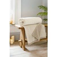 https://www.burton.co.uk/product/deyongs-hazelwood-super-soft-flannel-sherpa-throw---130-x-170cm-fleece-blanket_p-2140a10c-9c75-4af0-b633-603f37fff007?colour=Light%20Grey&size=130cm%20x%20170cm