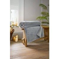 https://www.burton.co.uk/product/the-lyndon-company-luxury-coco-touch-flannel-throw-140x180cm-ultra-soft-blanket_p-9a909eef-5175-4594-a84f-e622140d17cb?colour=Grey&size=140cm%20x%20180cm