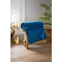 https://www.burton.co.uk/product/the-lyndon-company-luxury-coco-touch-flannel-throw-140x180cm-ultra-soft-blanket_p-9a909eef-5175-4594-a84f-e622140d17cb?colour=Blue&size=140cm%20x%20180cm
