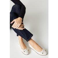 Good For the Sole Women's : Wide Fit Tam Comfort Ballet Flats in Cream | Size: 5
