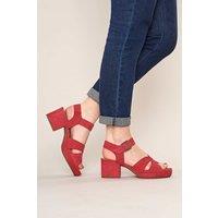 Moshulu Women's 'Araniko' Chunky Heel Sandals in Cerise | Size: 5