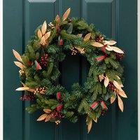 Scottish Everlastings Ltd 60cm Traditional Wreath with Gold Leaves in Green