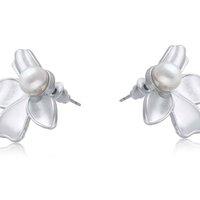 BIG METAL LONDON Women's BEATRICE PEARL FLORAL MATTE EARRINGS in Silver | Size: 2 cm