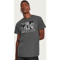 Bruce Lee Men's Kung Fu Movie Montage Martial Arts Legend T-Shirt in Charcoal | Size: Medium