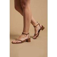 Oasis Women's Warda Toe Post Low Block Heel Sandals in Tan | Size: 5