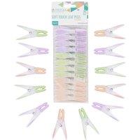 JVL Pack of 24 Soft Touch Leaf Pegs