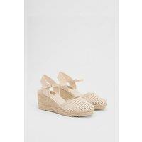 Good For the Sole Women's : Keira Faux Leather Woven Comfort Closed Toe Espadrille Wedge Sandals in Beige | Size: 3