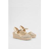 Good For the Sole Women's : Keira Faux Leather Woven Comfort Closed Toe Espadrille Wedge Sandals in Gold | Size: 7