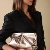 OSPREY LONDON Women's The Luxe Pleat Carina Leather Shrug Clutch Bag in Metallic Gold