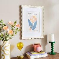 Scalloped Photo Frame