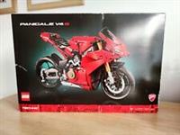 LEGO TECHNIC: Ducati Panigale V4 S Motorcycle (42202) 18+