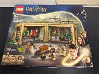 LEGO Harry Potter Hogwarts Castle Herbology Class 76445