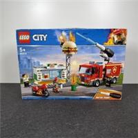 LEGO CITY Burger Bar Fire Rescue RETIRED 2021 New Sealed Set 60214 BOX DAMAGED