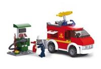 SLUBAN FIRE SMALL FIRE TRUCK + OIL STATION 136 PIECES M38-B0623