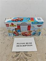 LEGO DUPLODisney and Pixar McQueen's Visit to Doc's Garage (BOX DAMAGED)