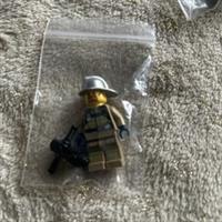 LEGO VERY VERY RARE MINIFIG FIREMAN WITH A CHROME COLOURED HAT HARD TO FIND!