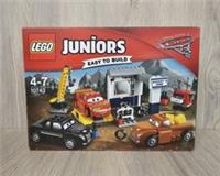 LEGO JUNIORS 10743 DISNEY PIXAR CARS 3 SMOKEY'S GARAGE