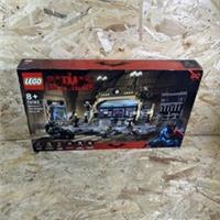 LEGO 76183 Batman Bat Cave The Riddler Face-Off A Brand NEW - Retired Set