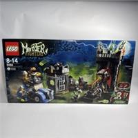 LEGO Monster Fighters: The Crazy Scientist & His Monster (9466)