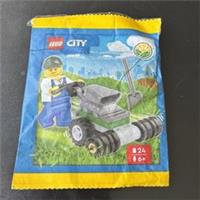 LEGO Set (952404) Farmer with Lawn Mower paper bag