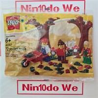 LEGO Seasonal Fall Autumnal scene 40057. Small polybag set. RETIRED.