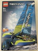 LEGO TECHNIC 42105: Catamaran (A Boat That Floats)