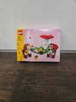 LEGO 40711 Hedgehog Picnic Date Valentine's Building Toy 166 Pieces Damaged Box