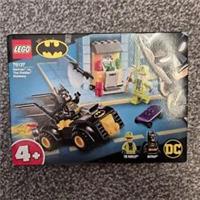 LEGO 76137 DC Batman Batman vs. The Riddler Robbery Batmobile - NEW IN BOX