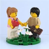 LEGO Sweethearts Date Set - Romantic Minifigure Scene with Accessories Brand New
