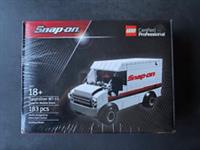 SNAP-ON TOOLS CERTIFIED PROFESSIONAL LEGO SET-FREIGHTLINER MT-55