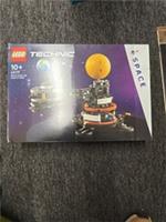 LEGO TECHNIC: Planet Earth and Moon in Orbit (42179)New Sealed