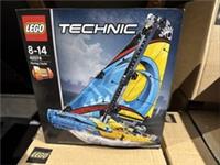 LEGO TECHNIC: Racing Yacht (42074)