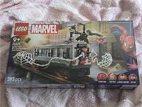 LEGO Marvel : SpiderMan Vs Doc Ock Subway Train Scene (76321)9+ New&sealed