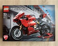 Lego Technic Ducati Panigale V4 R 42107 Brand New Sealed FREE POSTAGE