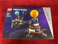 LEGO TECHNIC: Planet Earth and Moon in Orbit (42179) 10+ New&sealed