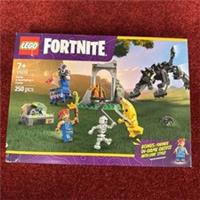 Lego Fortnite : Peely & Spark plugs Camp 250pcs (77075) 7+ New&sealed