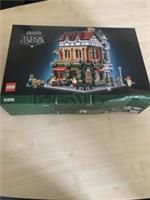 LEGO Icons 10350 Tudor Corner Modular Building Transit Damage