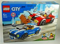 LEGO CITY Playset Police Highway Arrest Police Car Getaway Duke Detain 60242