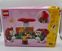 LEGO 40711 Hedgehog Picnic Date Valentine's Building Toy 166 Pieces Damaged Box