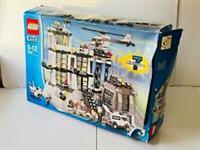 LEGO City set 7237 | Police Station | New but damaged & opened box