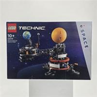 LEGO TECHNIC: Planet Earth and Moon in Orbit (42179) Brand New Factory Sealed