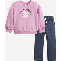 Sweatshirt/Joggers Outfit
