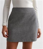 Women's Petite Black Dogtooth Print Boucl Mini Skirt New Look