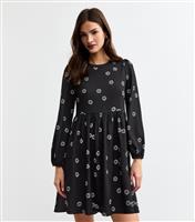 Women's Black Daisy Print Crinkle Texture Mini Dress New Look