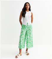 Women's Green Printed Cropped Trousers New Look