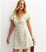 Women's Cream Floral Print Ruched Mini Dress New Look